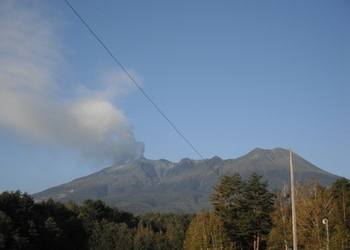 噴煙を上げる御嶽山