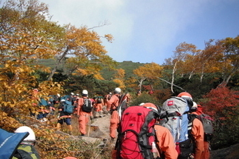 徒歩で頂上へ向かう隊員達1 